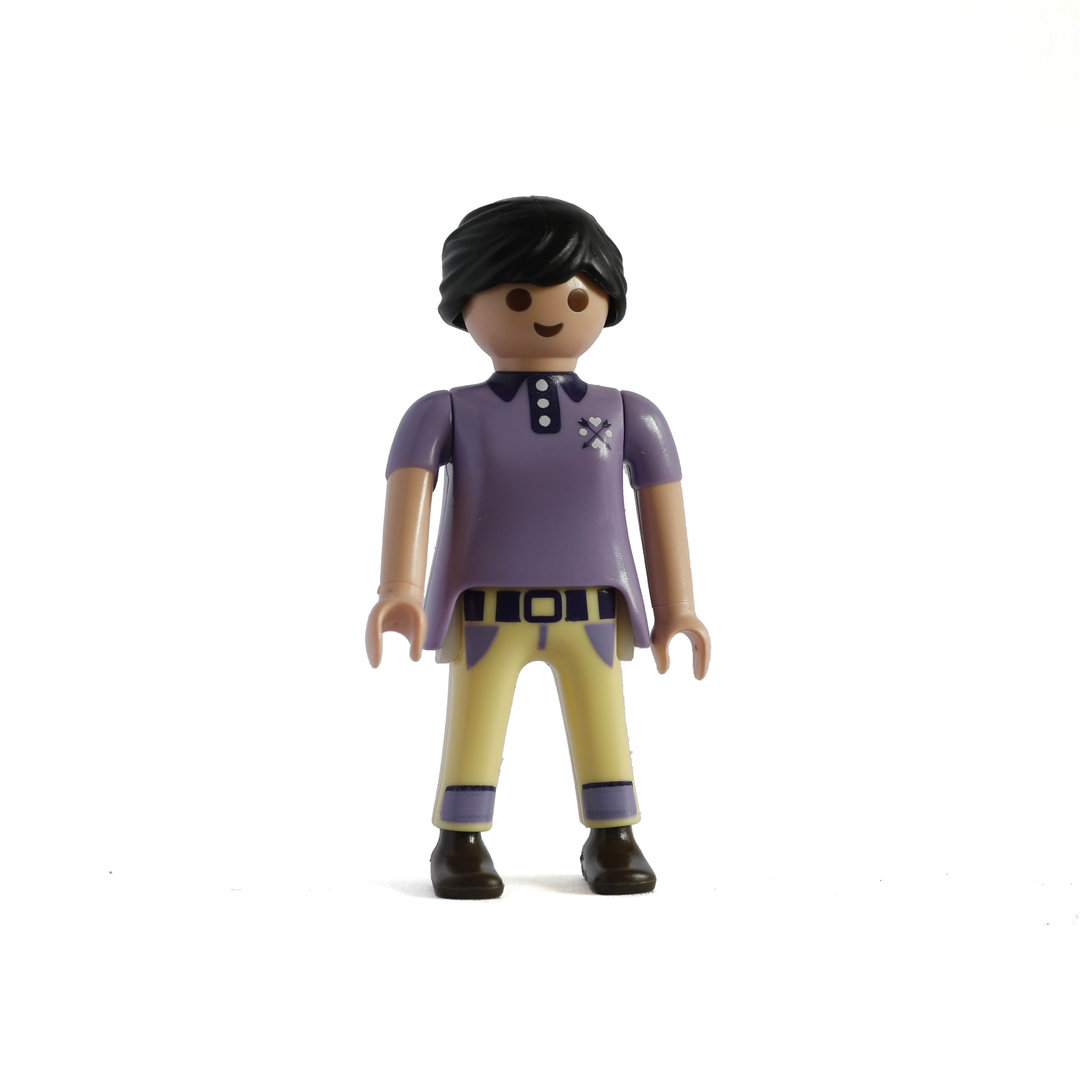 Playmobil Chica pantalón amarillo y polo violeta ¡Mercadillo! | clickclack.es