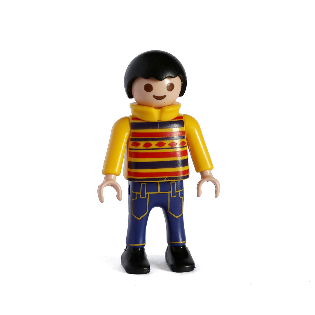 Playmobil Niño con vaqueros y suéter amarillo ¡Mercadillo! | clickclack.es